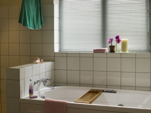Żaluzje poziome do łazienki - praktyczne i estetyczne. Idealne rozwiązanie dla wilgotnych pomieszczeń. Montaż na Śląsku.